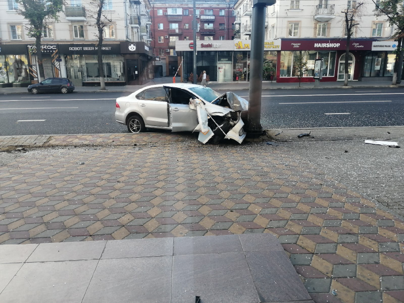 В центре Воронежа условно трезвый водитель «Фольксваген Поло» въехал в световую опору