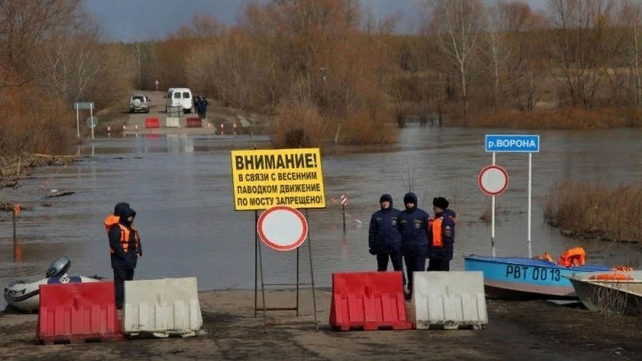 Из-за паводка затопило мост в Воронежской области