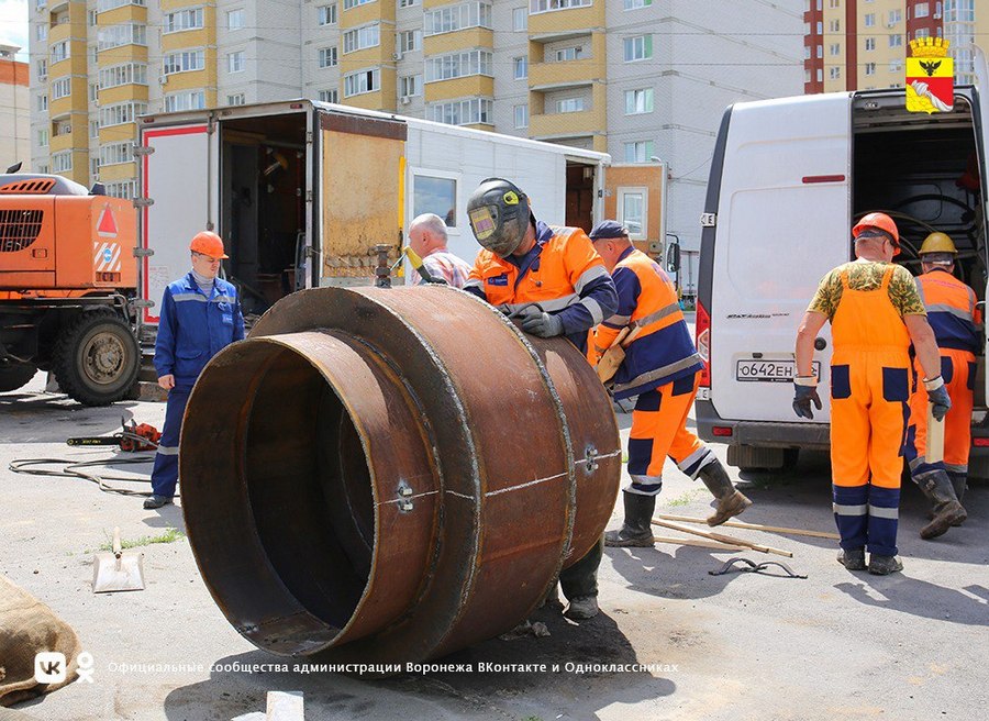 Как идут работы на месте аварии водовода в Коминтерновском районе Воронежа, показали на фото