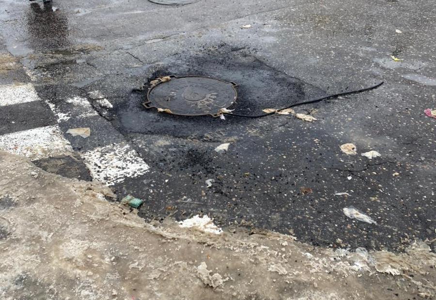 В Воронеже на улице Шишкова устранили еще одну неисправность канализации