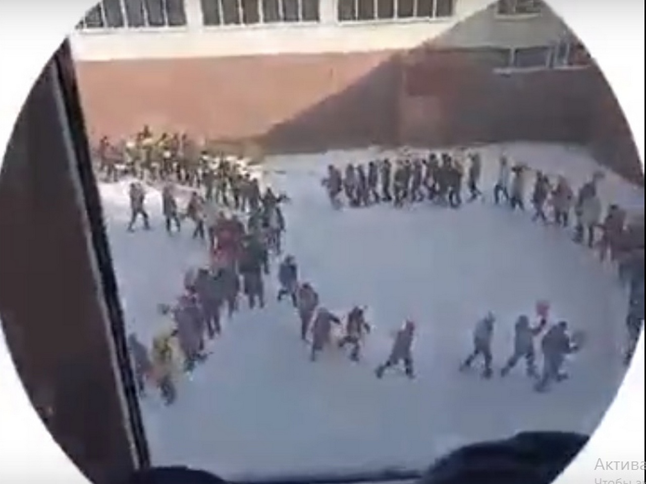 Воронежские ученики выстроились под окнами школы в виде восьмёрки в честь 8 Марта (ВИДЕО)