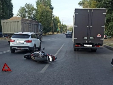 Отечественный автомобиль переехал мотоциклиста на «Хонде» в Воронеже