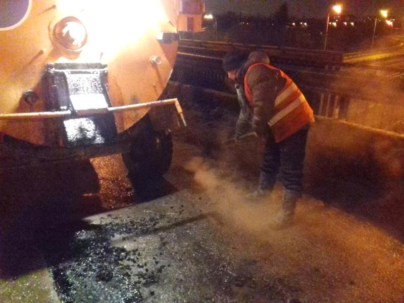 Даже при отрицательных температурах: в Центральном районе Воронежа продолжаются работы по ямочному ремонту дорог