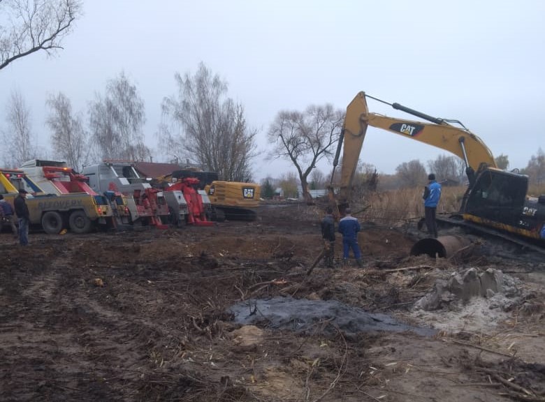 Утонувший в грязи под Воронежем экскаватор вытащили три тягача