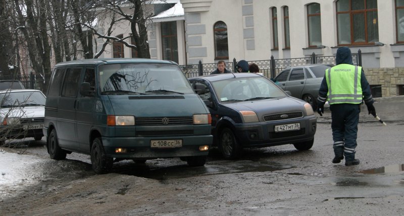 В Воронеже инспектора ДПС заподозрили во взятке от аварийного комиссара