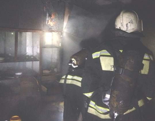 Из горящего дома в Воронеже пожарные вывели человека