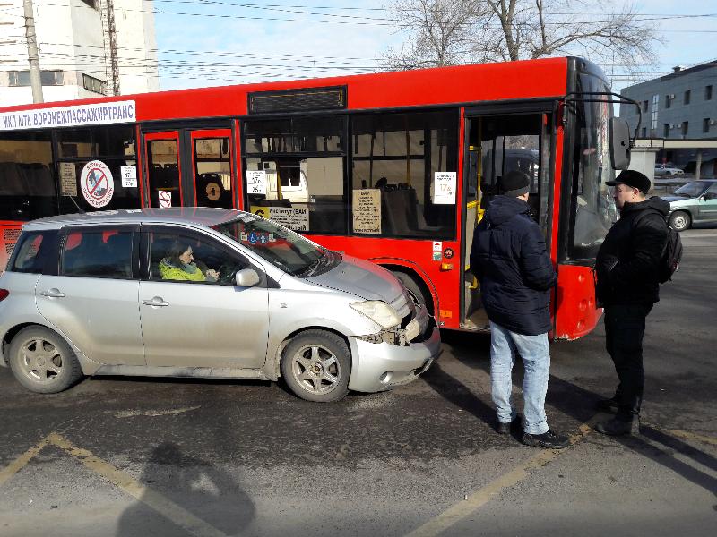 Воронежские госавтоинспекторы проверяют маршрутные автобусы и такси