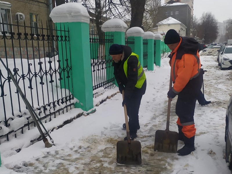 В Ленинском районе особое внимание уделяется очистке от снега территорий, прилегающих у объектам здравоохранения