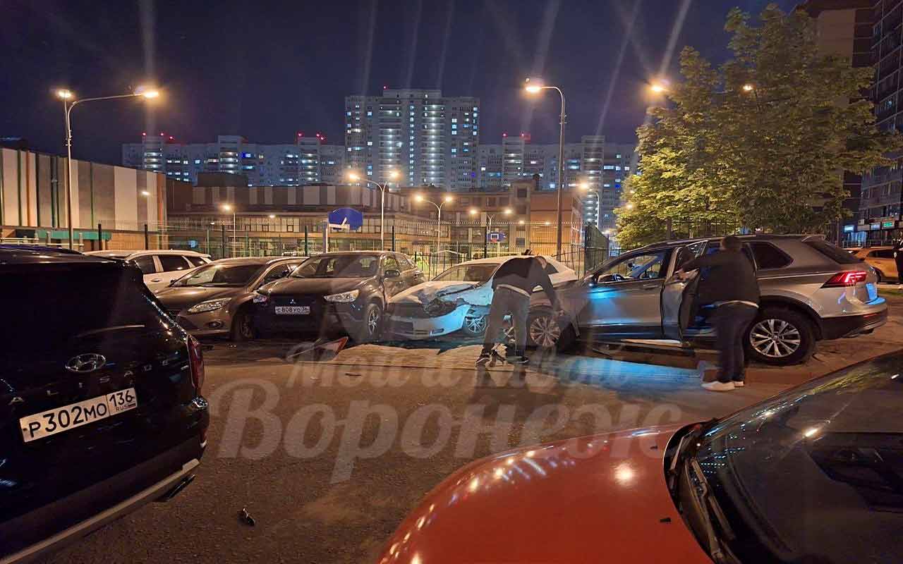 Появилось видео, как иномарка таранит три автомобиля в Воронеже