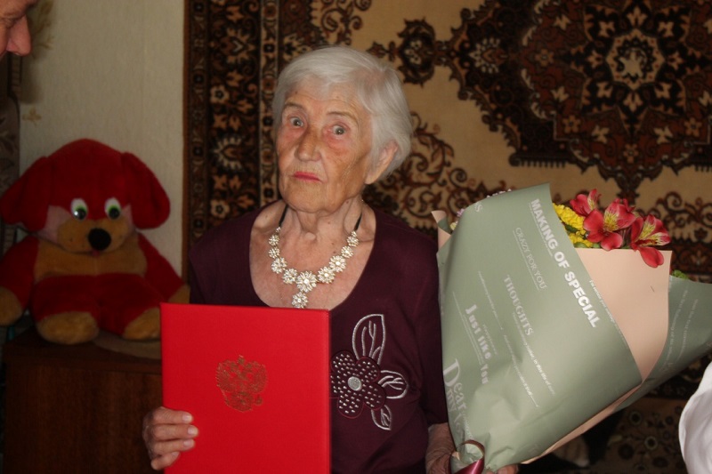 В Левобережном районе с 95-летним юбилеем поздравили ветерана труда
