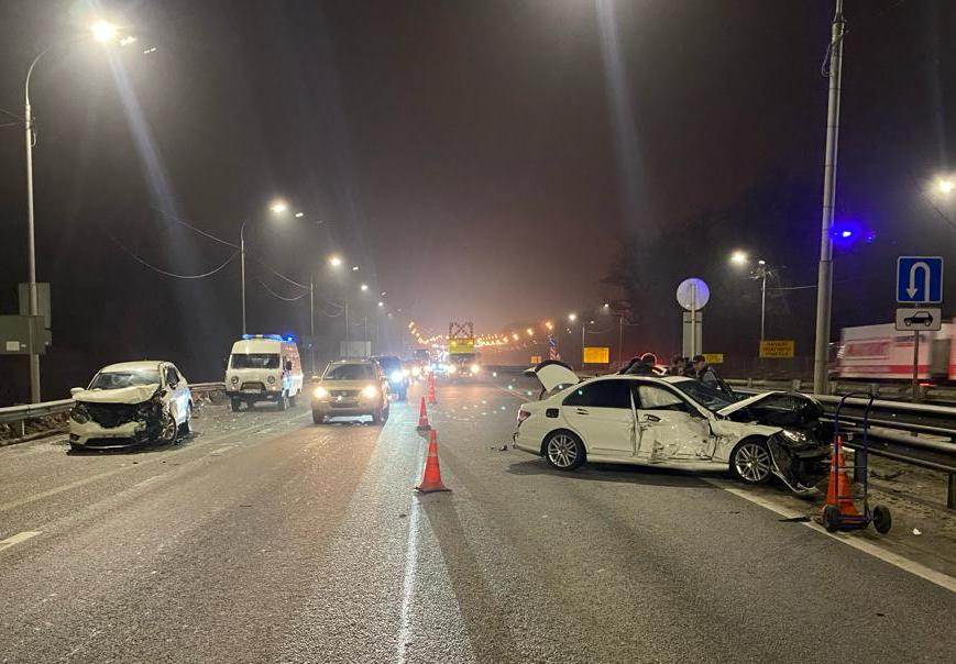 Водитель Mercedes-Benz устроил ДТП с 5 пострадавшими на трассе под Воронежем
