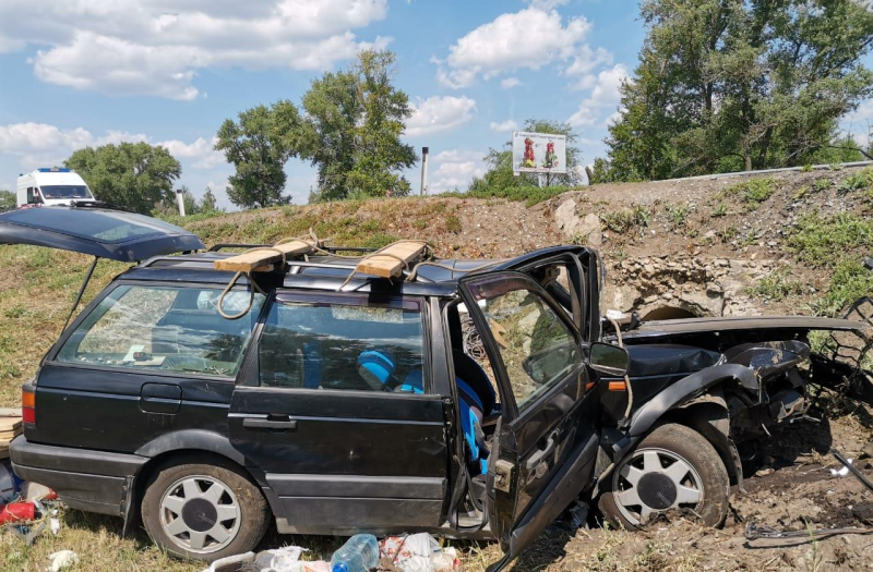 Два человека погибли в съехавшем с дороги под Воронежем «Фольксвагене»