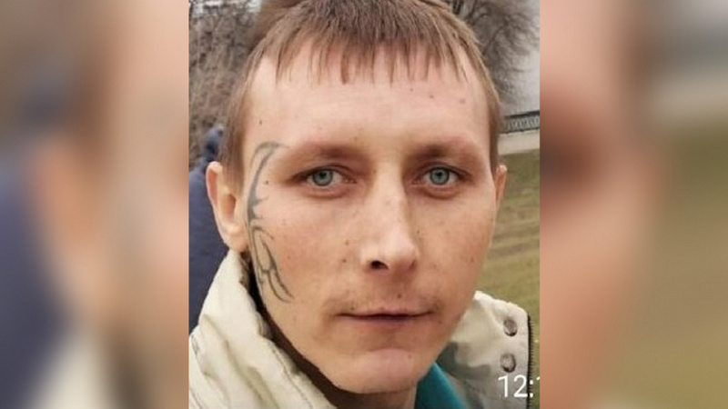 Парня с татуировкой на лице разыскивают в Воронеже