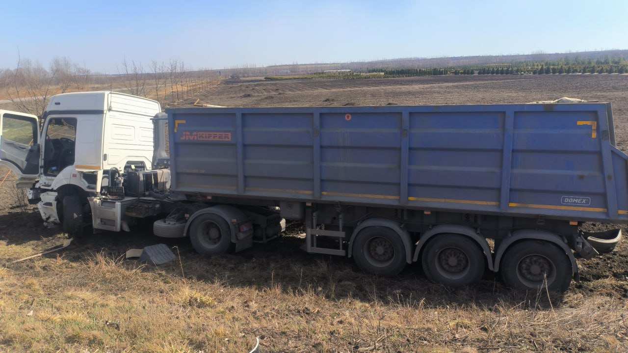 Водитель грузовика из Белгорода пострадал после съезда в кювет в Воронежской области