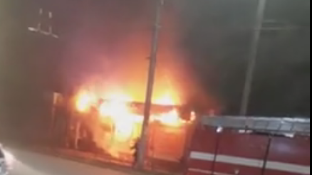 Два торговых павильона горели на Хользунова в Воронеже (ВИДЕО)