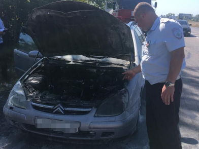 Горящий на дороге под Воронежем Citroen потушили полицейские