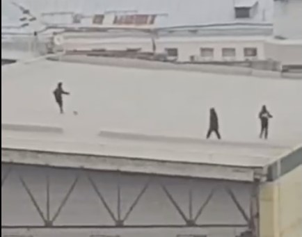 Дети в Воронеже опасно поиграли в футбол на крыше 