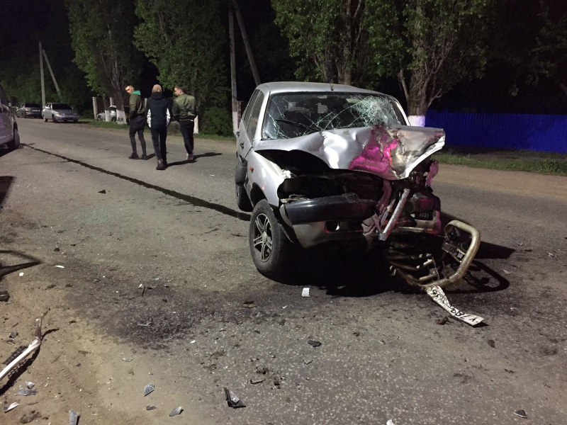В столкновении внедорожника и микроавтобуса под Воронежем пострадали 3 человека 
