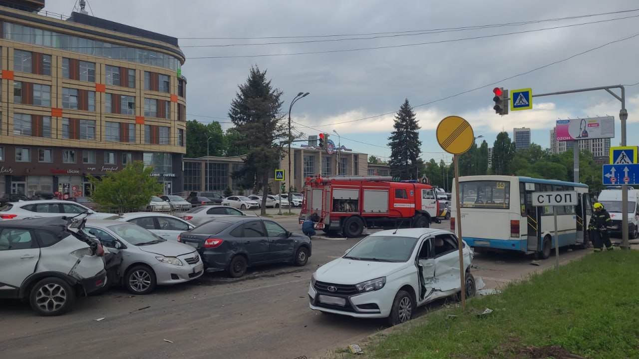 Водитель маршрутки устроил ДТП с 6 легковушками у Центрального парка в Воронеже
