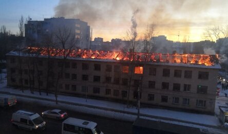 В Воронеже загорелось трехэтажное здание 