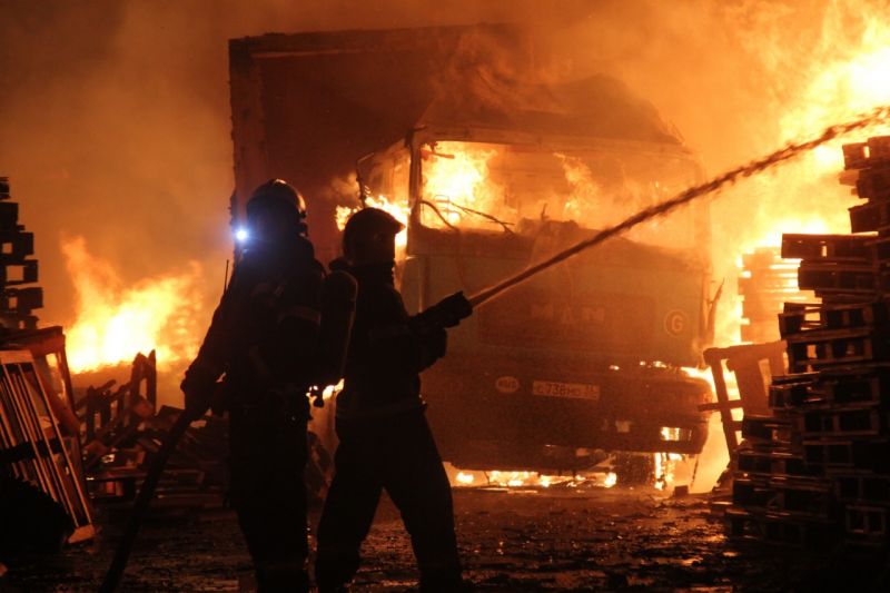 Крупный пожар на территории промзоны в  Воронеже ликвидировали ночью