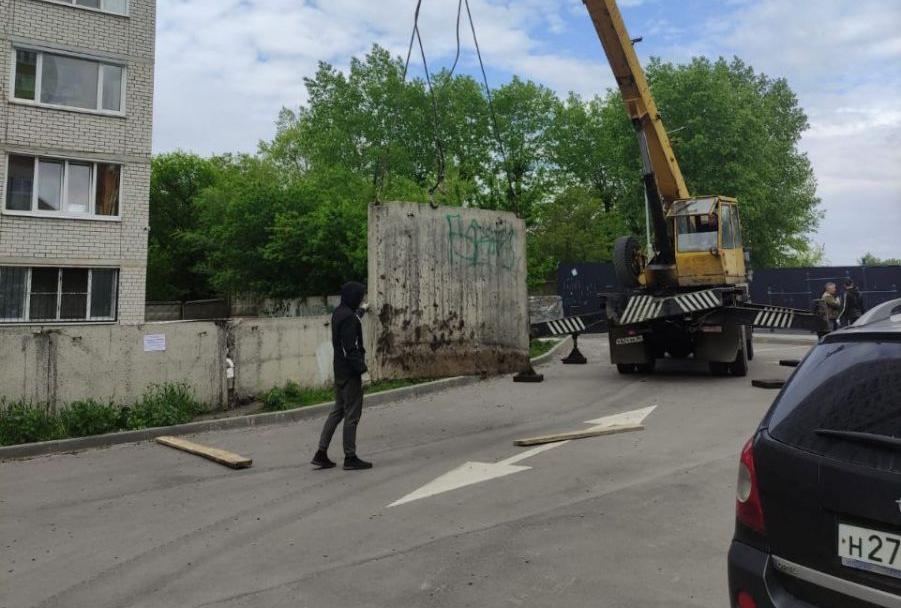 В Воронеже начали демонтаж опасной бетонной плиты во дворе многоквартирного дома