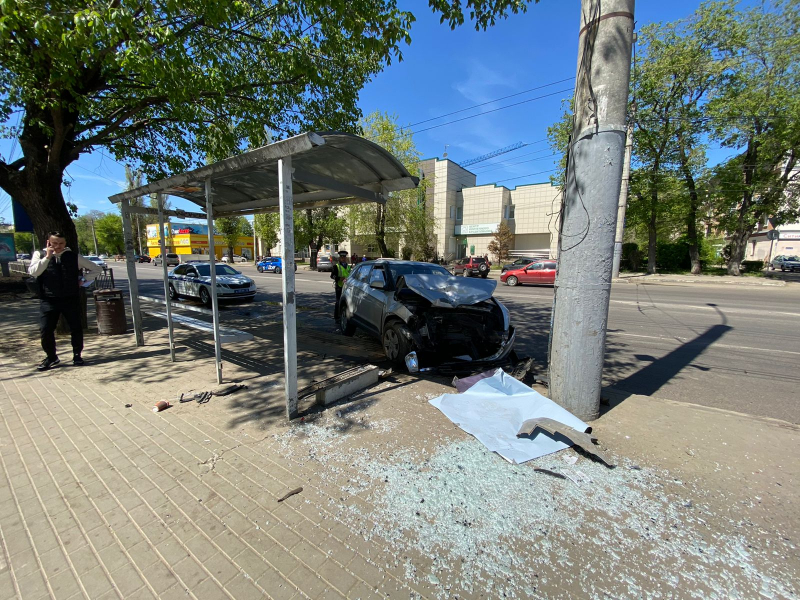 В Воронеже водитель «Хендай» спровоцировал тройное ДТП и разбил остановочный павильон