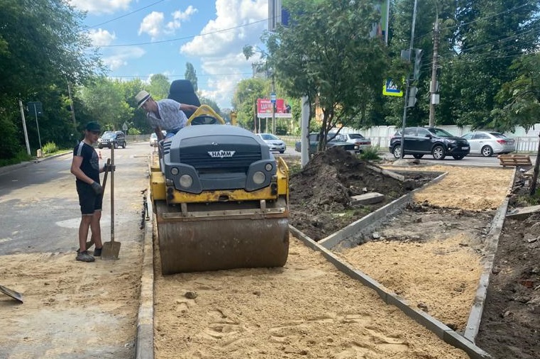 В Коминтерновском районе идут работы по благоустройству тротуарной сети