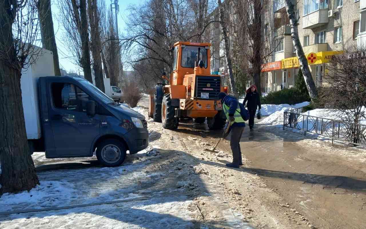 Комбинат благоустройства продолжает вывозить снег с улиц Железнодорожного района