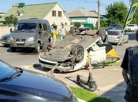 Такси в Воронеже опрокинулся после ДТП с «ГАЗелью» 