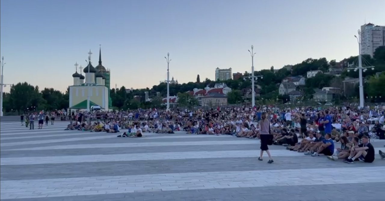 Посмотреть футбольный матч на огромном экране в Воронеже пришли тысячи болельщиков