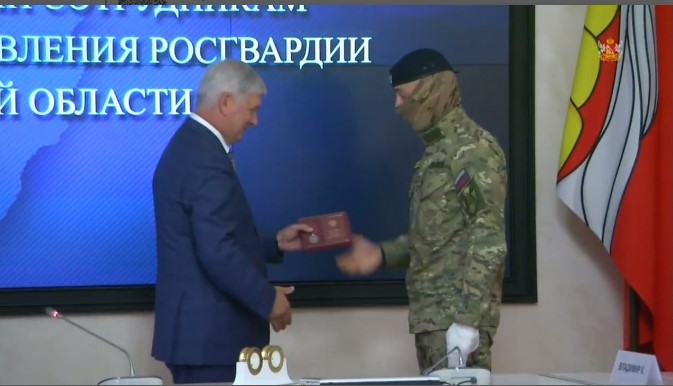 Воронежский губернатор вручил 16 сотрудникам и военнослужащим Росгвардии воинские награды 