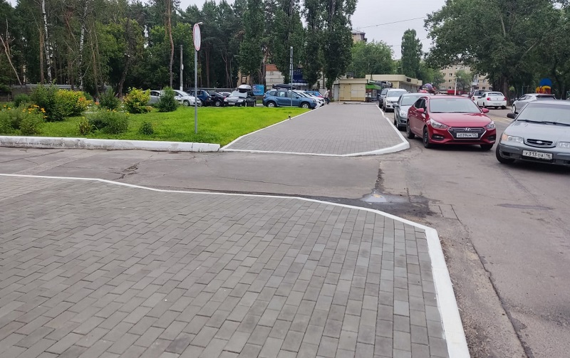В Левобережном районе Воронежа продолжается благоустройство тротуаров 