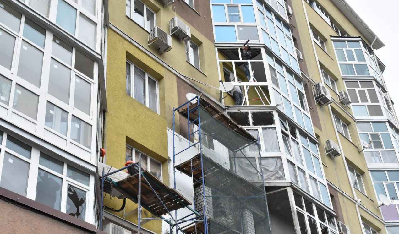 Мэр Воронежа рассказал о ходе ремонта пострадавшего от БПЛА дома на улице Белинского