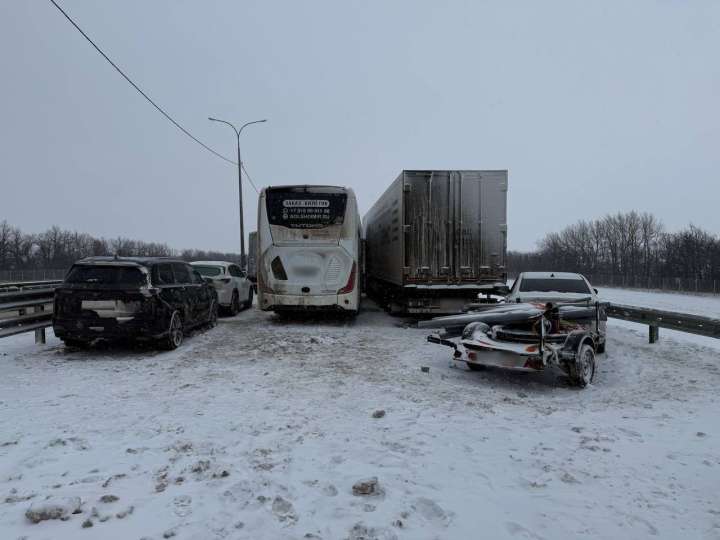 В Воронежской области на трассе М-4 «Дон» произошло три массовых ДТП с участием 15 автомобилей