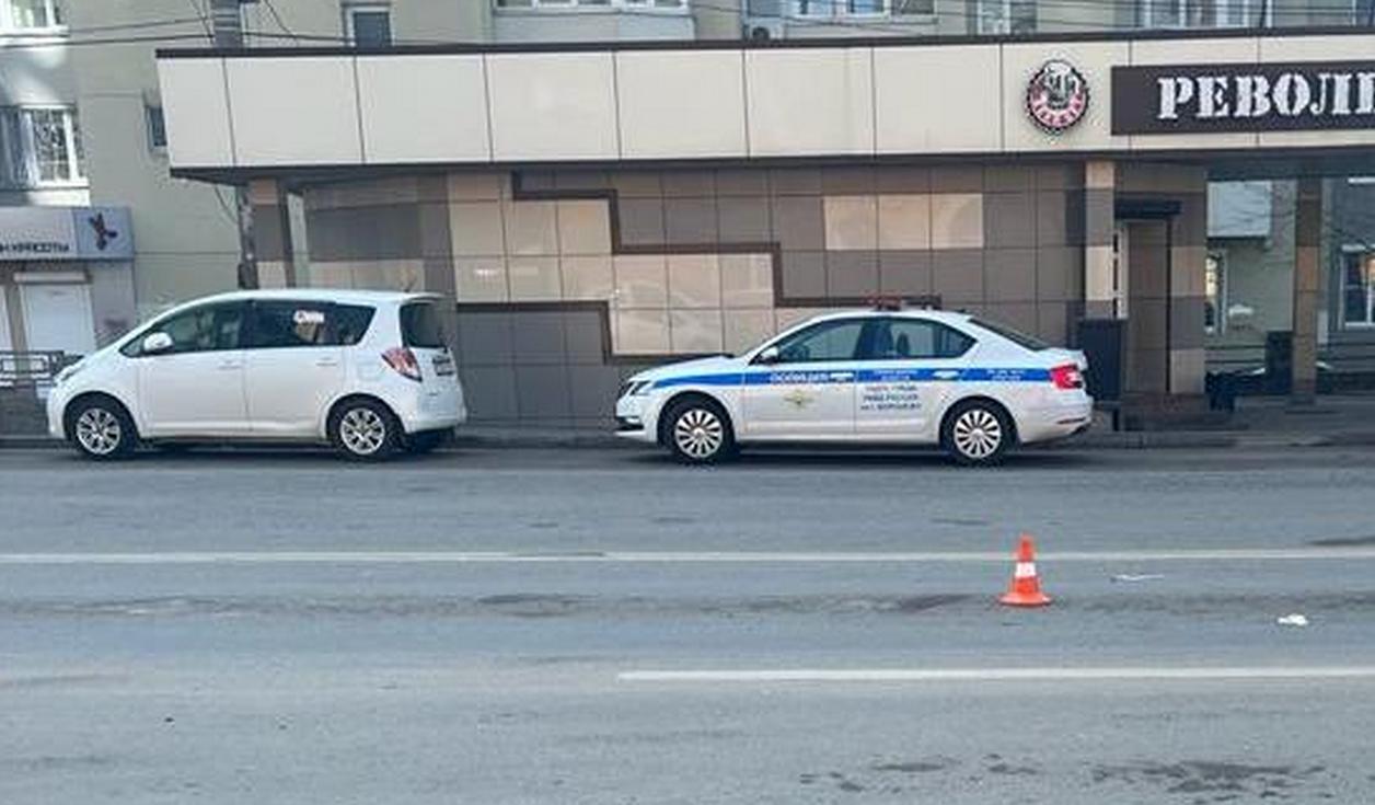 В Воронеже водитель КамАЗа сбил пожилую женщину и скрылся с места ДТП