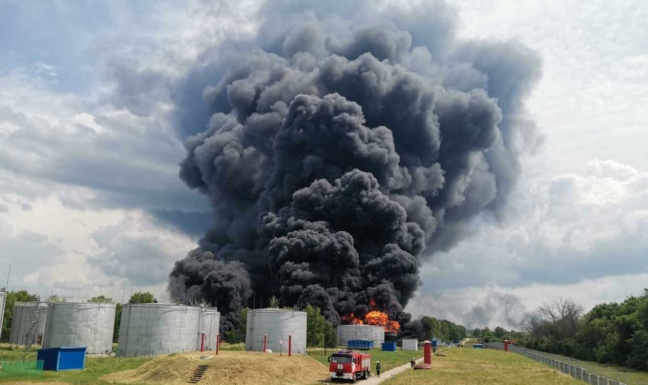 Пожар на нефтебазе в Воронеже стал сложнейшим для воронежских спасателей за 30 лет