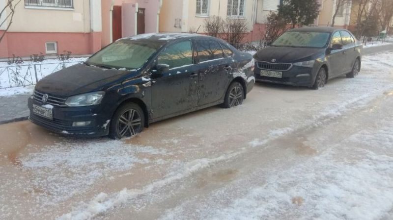 В Воронеже автомобили примерзли к асфальту из-за засора канализации