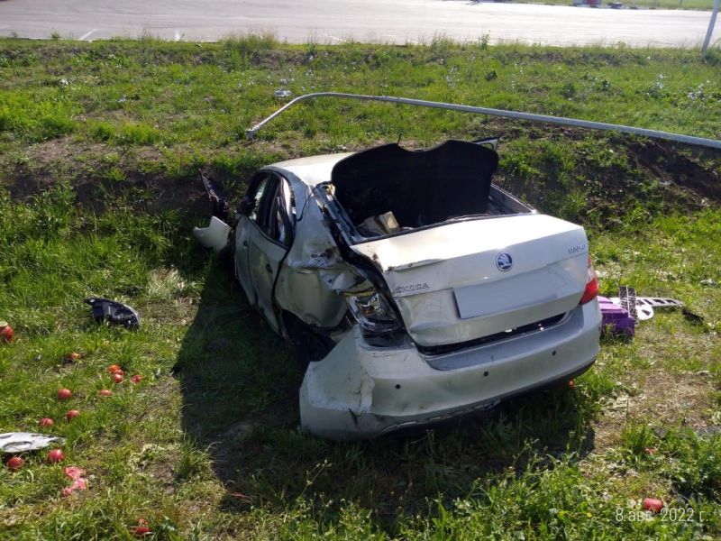 79-летняя автомобилистка из Северной Осетии сбила световую опору и вылетела в кювет под Воронежем