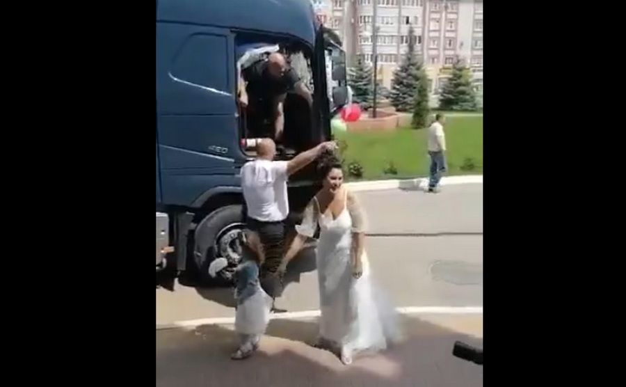 Молодожены приехали в ЗАГС на тягачах в Воронежской области