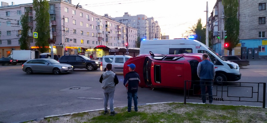 В Воронеже после столкновения красная «Мазда» встала на бок