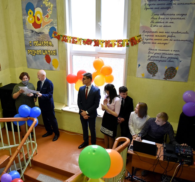 В Ленинском районе поздравили учителей с профессиональным праздником