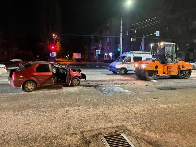В Воронеже ночью «Рено» налетел на дорожный каток, водитель погиб и пострадала 20-летняя девушка