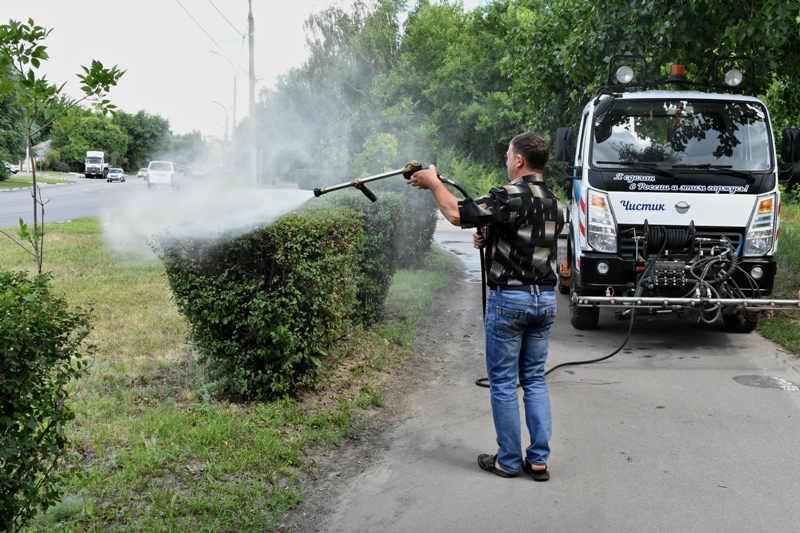 Машина «Чистик»: в Воронеже в жару поливают зеленые насаждения (ФОТО, ВИДЕО)