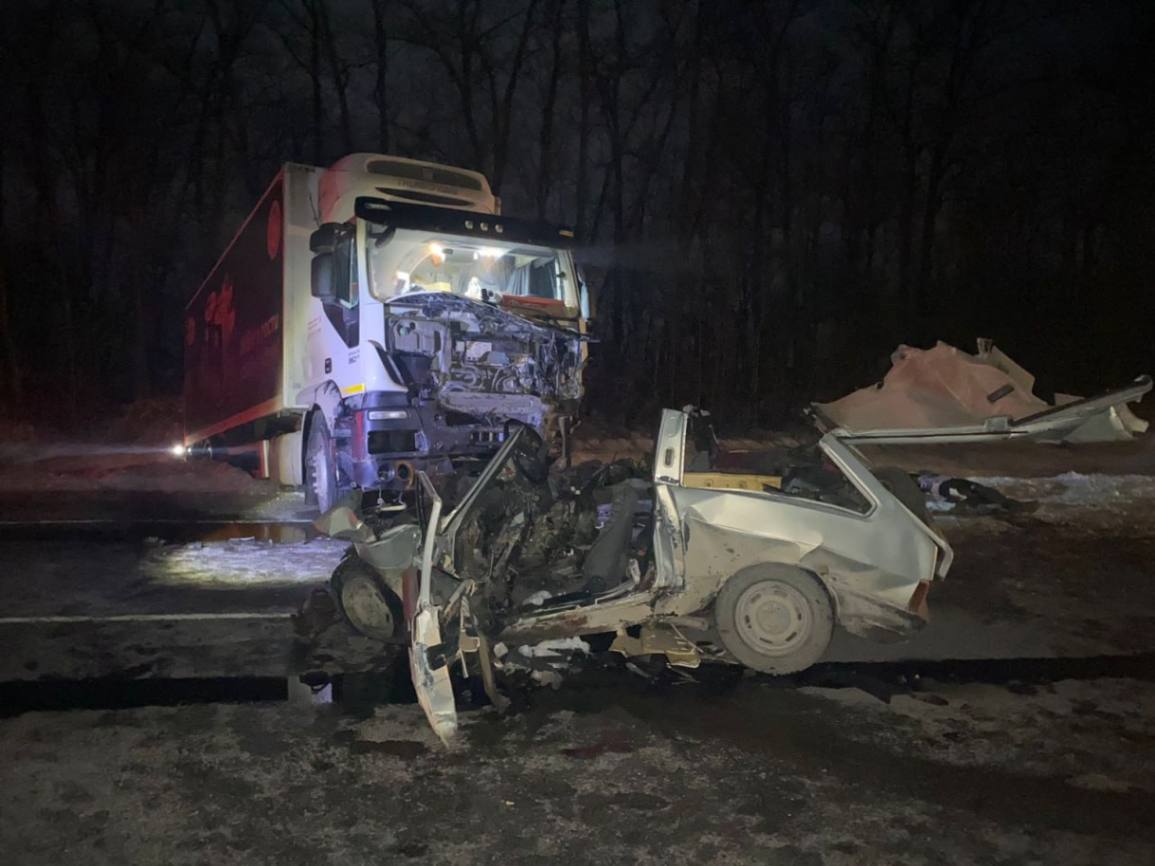 В ночном ДТП с фурой на встречной полосе погибли 3 человека в Воронежской  области | Горком36 новости Воронеж