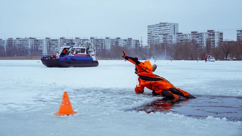 Воронежские спасатели отработали совместные действия по спасению пострадавшего из полыньи