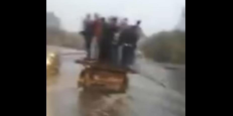 Паромщика на тракторе сняли на видео под Воронежем