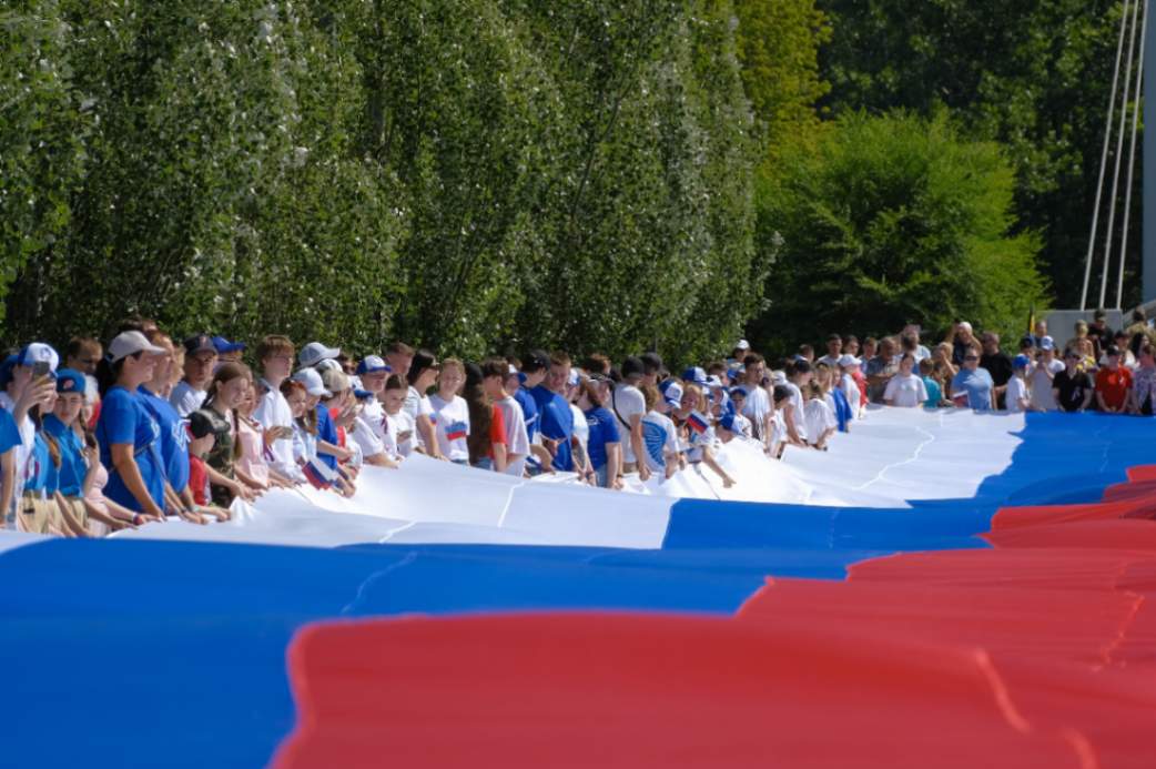 100-метровый триколор в День России развернули в Воронеже