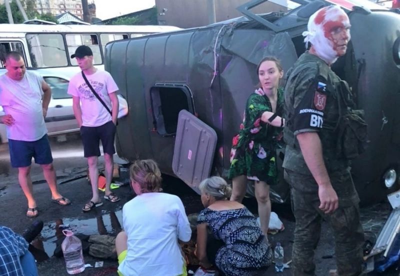 В Воронеже перевернулась машина военной полиции