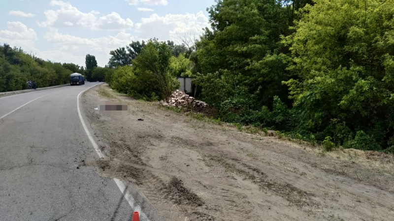 Водитель грузовика, съехавшего под откос, погиб в Воронежской области